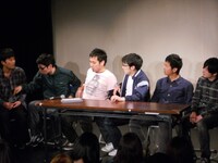 カラオケに来た男6人組。狭い部屋に通されしまい、盛り上がろうとするたび……。