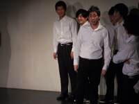 ほかの人のアリバイ供述に「一緒に」と答えたフラミンゴ竹森。真っ先に犯人と疑われ「俺、嘘つきだからね」と開き直った。鬼頭のムチャぶりでビートたけしのモノマネを披露したが、「努力が見えない」と周りからツッコまれた。