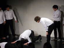 「松任谷由実」のモノマネを振られた夜ふかしの会・三宅は、自分にとって高すぎる壁に膝から崩れ落ちた。