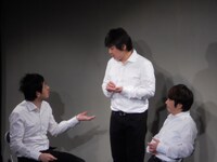 フラミンゴのコントでは、辻本が20年ぶりに海外から帰国した友人の竹森とファミレスへ。カルチャーショックを受ける竹森に店員の吉田が混乱。