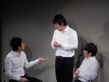 フラミンゴのコントでは、辻本が20年ぶりに海外から帰国した友人の竹森とファミレスへ。カルチャーショックを受ける竹森に店員の吉田が混乱。