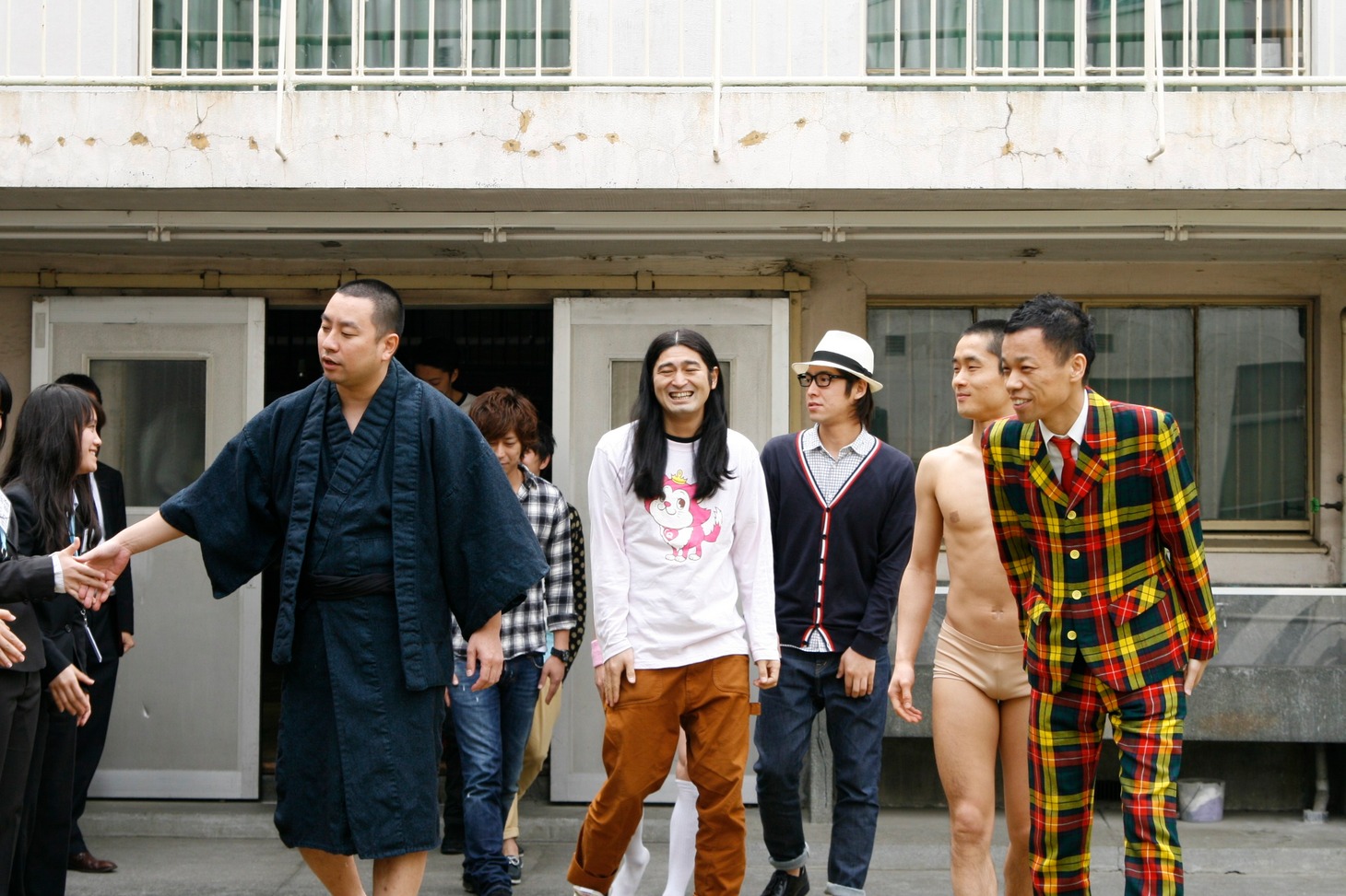 会見に続々と入場する芸人たち。RGは現場の関係者と握手を交わしながら貫禄の入場。