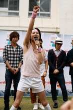 KABUTOの「ステージ・オブ・ドリーム」を披露する畑中しんじろう。