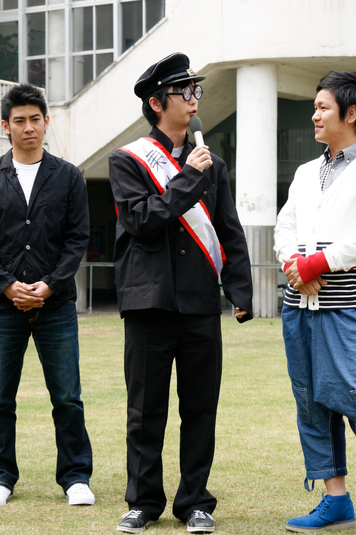 全身を学生服に包んだ田畑藤本・藤本。
