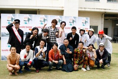 「smile bazar」記者会見に登場した芸人たち。RGがあるあるで披露したように会見は屋外で行われた。