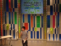 MCを担当したピクニック。出場者の外見や発言に笑い崩れながらも、並み居る女装芸人たちを仕切りライブを完遂させた。