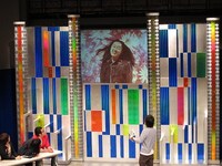 「可愛い顔審査」では、出場者たちが別室のカメラに向けて決め顔を披露。