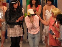 優勝が決まった瞬間の関町。涙を浮かべる仕草で優勝を喜んだ関町は、「何より佐藤さんからこの賞をいただけたことが……」とコメント。