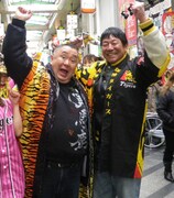松村邦洋（左）とダンカン（右）。(C)2011 ハピネット
