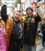 松村邦洋（左）とダンカン（右）。(C)2011 ハピネット