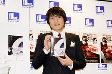 書籍「すなわち、便所は宇宙である」発売記念サイン会に登場した千原ジュニア。本書について「言葉も選ばず、思いついたことを書いている。僕の頭の中が覗けるのでは」と解説した。