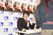 サイン会の一場面。
