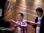 真剣にアフレコに挑むブラックマヨネーズ。