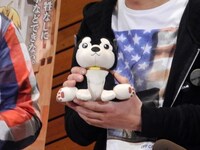 写真は、作中に登場するブラックハヤテ号のぬいぐるみ。吉田は「僕、原作読んでないんですよ。だから、いま何を持っているのかわかってないんです」とコメントして報道陣を笑わせた。