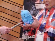 写真は、作中に登場するアルフォンス・エルリックのぬいぐるみ。小杉は「マンガの中で冗談を言うときにこうなるんです」とキャラクターについて熱心に説明した。