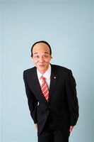 「ヒガシコクバル」に扮するザ・ニュースペーパーの松下アキラ。