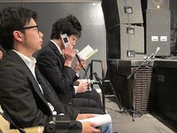 重大発表とあって会見には記者がズラリ。記者が電話に出るハプニングは2人続き、2人目はゴールデンウィークの予定について電話の相手と話していた。