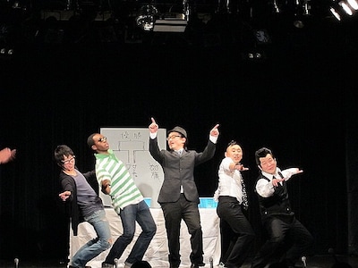 昨日4月25日に東京・表参道GROUNDにて行われた超新塾のトークライブ「毎度お騒がせしております」。エンディングでは、ザブングル松尾の企画で登場した外国人・アイクを交えて「そこんとこよろしく！」のポーズを決めた。