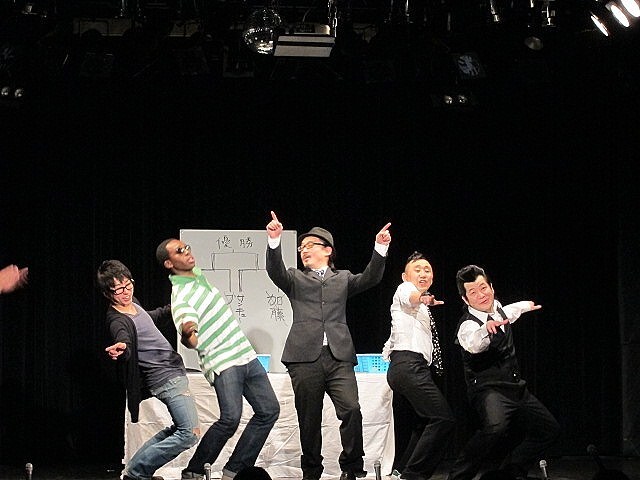 昨日4月25日に東京・表参道GROUNDにて行われた超新塾のトークライブ「毎度お騒がせしております」。エンディングでは、ザブングル松尾の企画で登場した外国人・アイクを交えて「そこんとこよろしく！」のポーズを決めた。