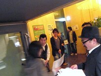 終演後にはメンバー自ら観客にオーディション用紙を配布。次回トークライブ日程は本人たちのブログもしくは、ワタナベエンターテインメントオフィシャルサイト「ワタわら」にて確認しよう。