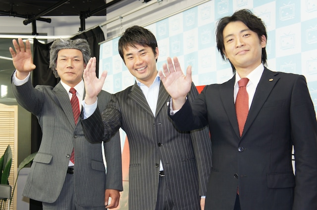 「コイズミ元首相」に扮したザ・ニュースペーパーの松下アキラ（左）と「コイズミシンジロウ」に扮した石坂タケシ（右）。元「小泉チルドレン」杉村太蔵（中央）との貴重な3ショットが実現した。