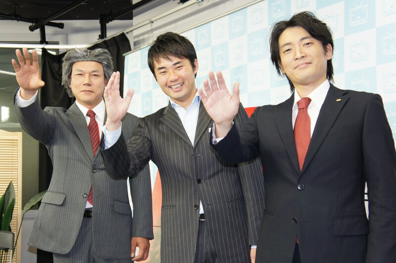 「コイズミ元首相」に扮したザ・ニュースペーパーの松下アキラ（左）と「コイズミシンジロウ」に扮した石坂タケシ（右）。元「小泉チルドレン」杉村太蔵（中央）との貴重な3ショットが実現した。