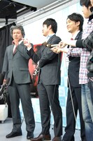 会見の様子。松下アキラ（左端）は「小泉元首相役でのオファーがないので最近太ってきた」と語った。