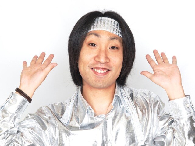 4月30日（土）に新宿シアターミラクルにてライブ「ゆってぃ＆いけだてつや ネタと企画のライブ『おふたりさま』」を開催するゆってぃ。トークライブ「しゃべるアルミホイル」は5月30日（月）に新宿ネイキッドロフトにて開催。