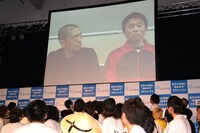 「100年先を見越したプロジェクト、ということなんですが」（松本）「もう俺ら（100年後には）おらへんやんか！」（浜田）「再来年には浅井企画でお世話になります」（松本）という掛け合いで会場を沸かせたダウンタウン。