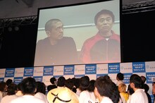 「100年先を見越したプロジェクト、ということなんですが」（松本）「もう俺ら（100年後には）おらへんやんか！」（浜田）「再来年には浅井企画でお世話になります」（松本）という掛け合いで会場を沸かせたダウンタウン。