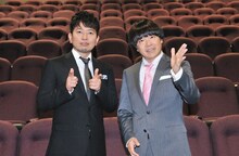 「映像体験！早送りイッキ見シアター」司会の雨上がり決死隊。蛍原は、BS放送で豪華客船の旅を毎週録画するほどハマっているらしく、そのすばらしさを熱弁する。(c)KTV