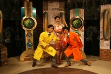 2011年度「NHK高校講座 生物」に出演しているハマカーン。第1回目は「細胞を見てみよう」というテーマで、さまざまな生物の細胞を観察。(c)NHK