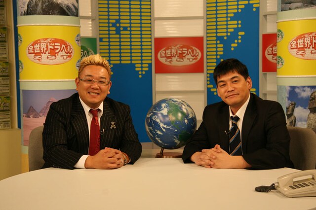 2011年度「NHK高校講座 地理」に出演しているサンドウィッチマン。旅行会社「全世界トラベル ZST」を立ち上げた社長の伊達と社員の富澤。いつもの漫才さながらのやりとりも満載で、楽しく地理が勉強できそうだ。(c)NHK