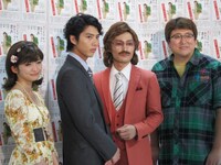 舞台「スマートモテリーマン講座」の会見に出席した作家・福田雄一、TEAM NACSの安田顕、賀来賢人と岡本玲。2011年10月12日（水）から19日（水）まで、東京・銀河劇場にて上演。チケット発売は7月16日（土）から。