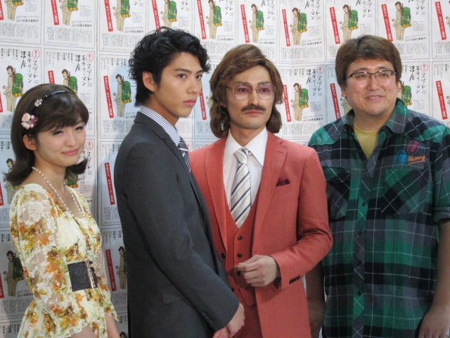 舞台「スマートモテリーマン講座」の会見に出席した作家・福田雄一、TEAM NACSの安田顕、賀来賢人と岡本玲。2011年10月12日（水）から19日（水）まで、東京・銀河劇場にて上演。チケット発売は7月16日（土）から。