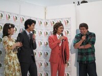 今回が初の舞台出演という賀来賢人。前回の舞台を観た感想を「お2人の変態加減がすごくて、これは大変だなと」とコメント。安田からは「大きくなったらこの初舞台はプロフィールから消した方が良い」とアドバイスを受けた。