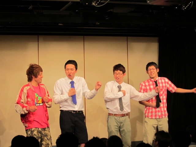 オープニングMCとして登場したニッコリスイングとやみつき注意報。ニッコリスイングは元保育士ということで、全員で体操をすることに。