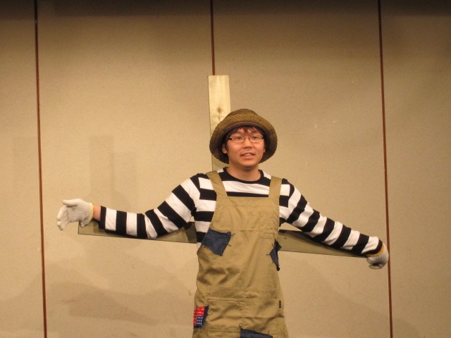 かかしになって登場したS山本。畑仕事に飽きたかかしは、都会に憧れ上京。冷たい都会で彼がたどり着いた場所とは。