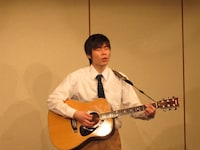 田中こうじは、7年間の同棲生活を替え歌に乗せて切なく歌った。