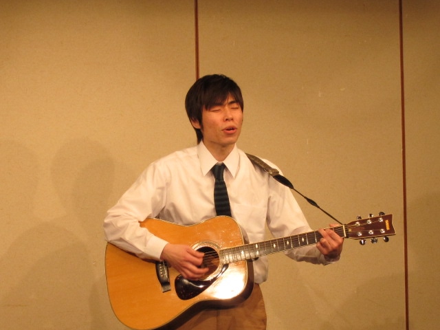 田中こうじは、7年間の同棲生活を替え歌に乗せて切なく歌った。