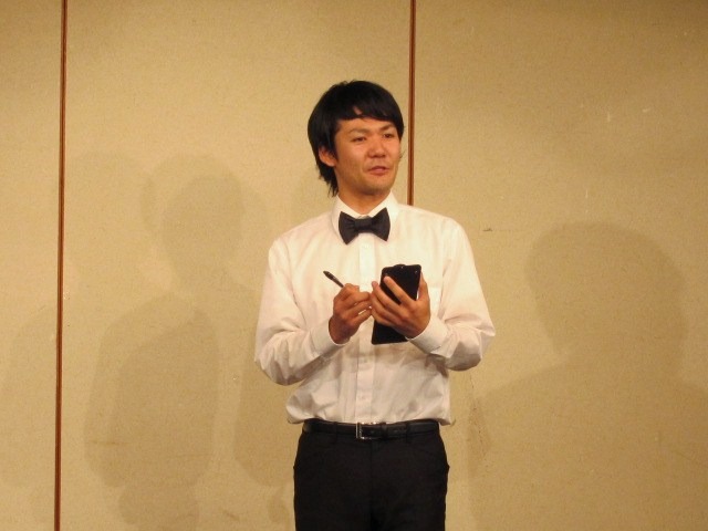 新里し～ぶんはレストランのウェイターネタ。人一倍テンション高いキャラで、MCの際には、19歳のドリブラー門脇から「こんな26歳にはなりなくたい」と言われてしまった。