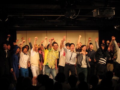 昨日4月27日に行われた人力舎のお笑い養成スクールJCAライブ「禁断笑状 THE FINAL」。半年間にわたる同ライブを終え、最後は元気よくこぶしをあげて幕を閉じた。