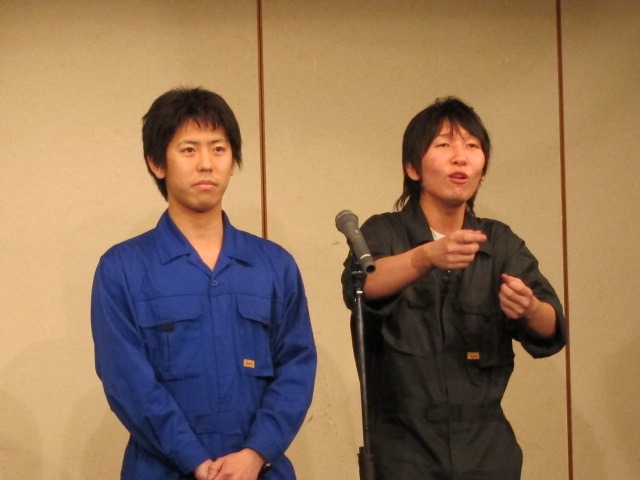 色違いのつなぎ衣装が特徴のパワーステアリング。アニメキャラでナビゲーションをするカーナビがあるということで、あの麻雀マンガをモチーフにシミュレーションすることに。