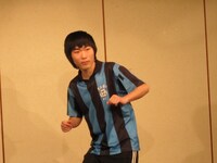 サッカーのユニフォームを身にまとったドリブラー門脇は相田みつを風の文言で次々とゴールを。そんな彼が最後に言いたかったこととは。