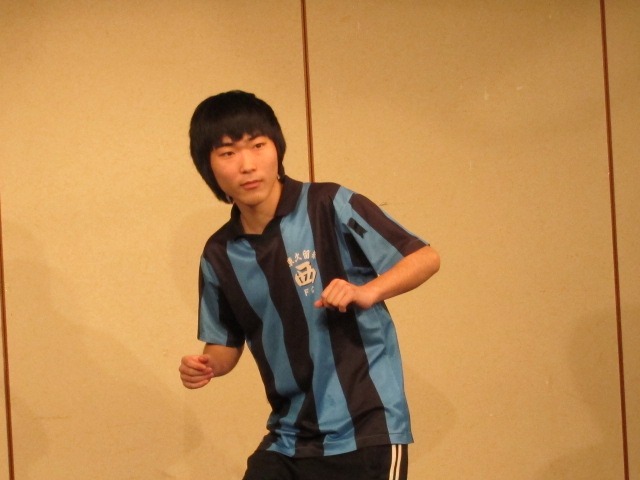 サッカーのユニフォームを身にまとったドリブラー門脇は相田みつを風の文言で次々とゴールを。そんな彼が最後に言いたかったこととは。