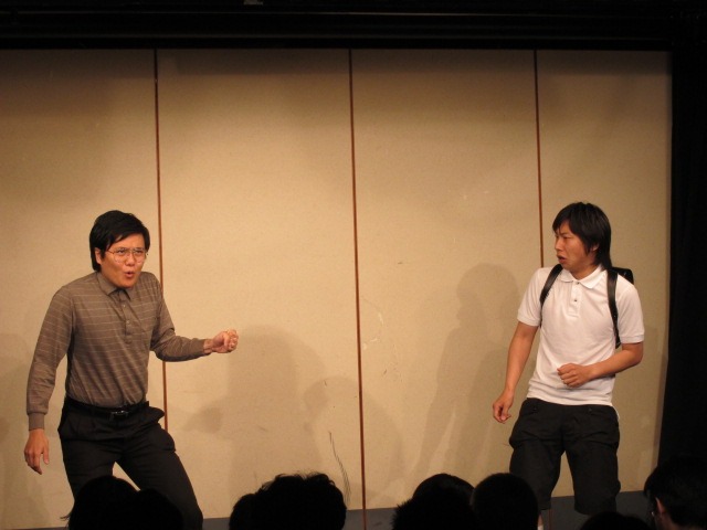 ながさきのコントには、謎の“じゃんけんおじさん”が下校途中の小学生の前にいきなり登場。社会の厳しさや理不尽さを教えようとするが、彼らの間にはある関係が……。