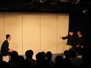 バスジャックのコントを繰り広げたボクラ。人質にとられたサラリーマンだが、犯人の行動に困惑。