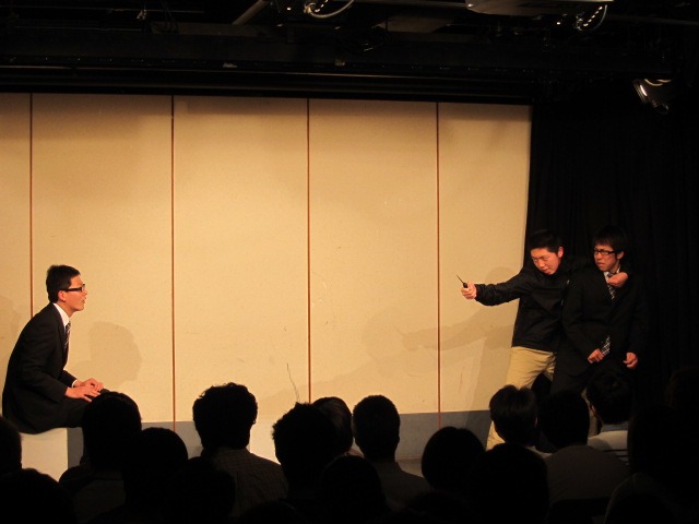 バスジャックのコントを繰り広げたボクラ。人質にとられたサラリーマンだが、犯人の行動に困惑。