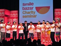 東京・表参道ヒルズにてスタートした東日本大震災チャリティーイベント「smile bazar」。初日に行われた「表参道ヒルズ秒殺」では1時間ぶっ続けで130個のギャグが披露され、会場は笑いに包まれた。