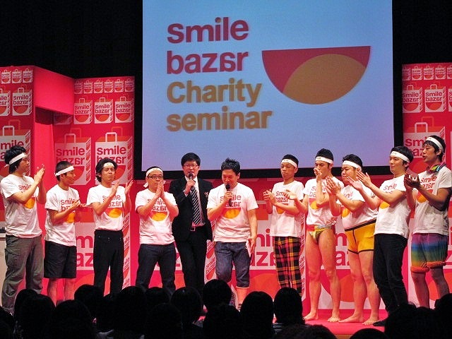 東京・表参道ヒルズにてスタートした東日本大震災チャリティーイベント「smile bazar」。初日に行われた「表参道ヒルズ秒殺」では1時間ぶっ続けで130個のギャグが披露され、会場は笑いに包まれた。